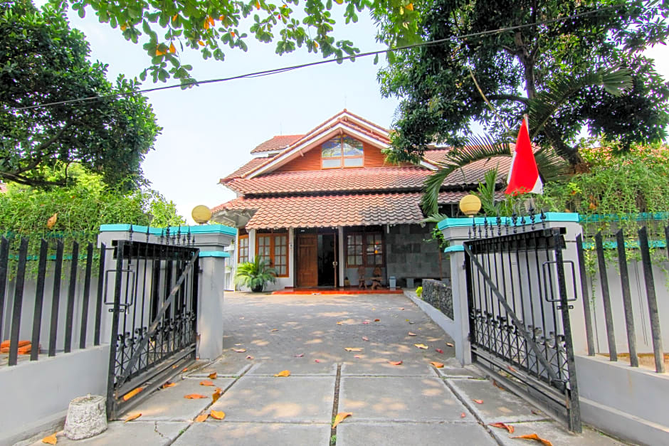 Embe Enem Homestay by ZUZU