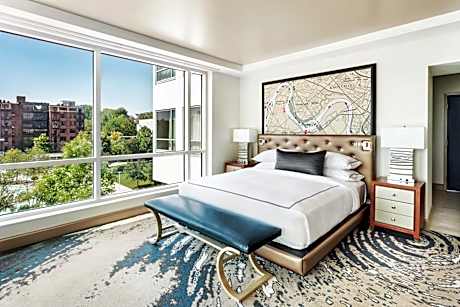 Corner King Room with City View