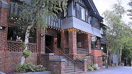 Alpine Hotel, Eat Drink Sleep