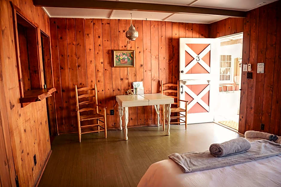 Room 3 - Downtown Joshua Tree Motel - Pet Friendly - Walk to Shops & Visitor Center, Minutes to Park Entrance