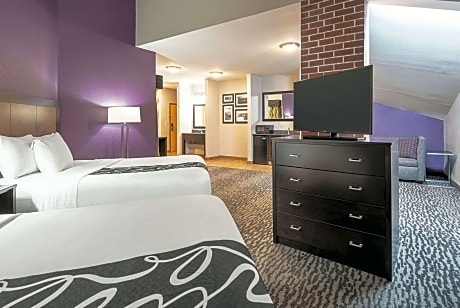 Deluxe Executive King Room with Two Queen Beds and Mobility/Hearing Impaired Access - Non-Smoking