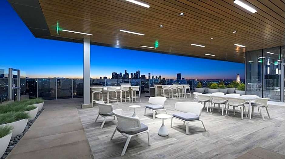 Modern Luxury 2 Bed with Panoramic City Views in Downtown LA