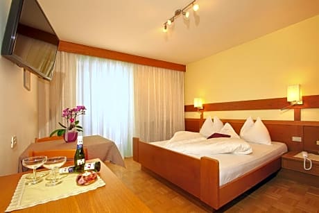 Economy Family Room with Balcony