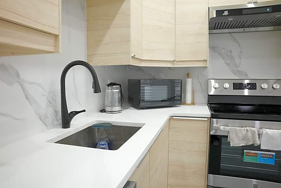 New Luxury Walkout Suite Near University-BY ROOM