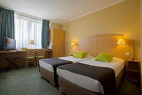 Standard Room - 1 Queen Bed 2 Single Beds