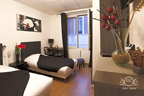 Triple room-Comfort-Ensuite with Shower-Street View