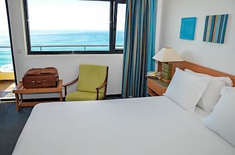 Standard Twin Room with Sea View and Balcony