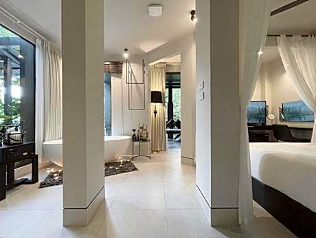 Deluxe King Room - Pool Access