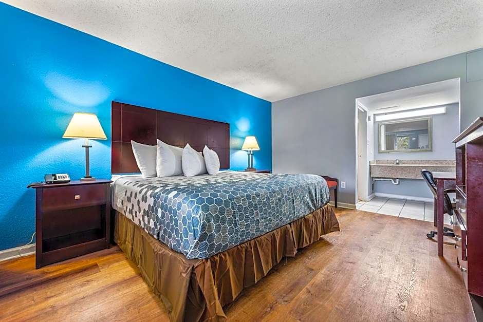 Econo Lodge Inn & Suites I-64 & Us 13