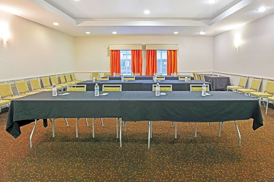 La Quinta Inn and Suites by Wyndham Paris