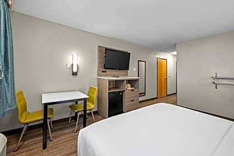 King Room with Roll-In Shower - Accessible/Non-Smoking