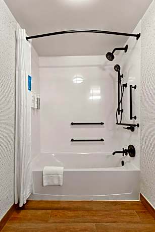 Queen Room with Two Queen Beds - Tub - Accessible