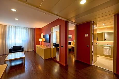 Family Room (2 Adults + 2 Children)