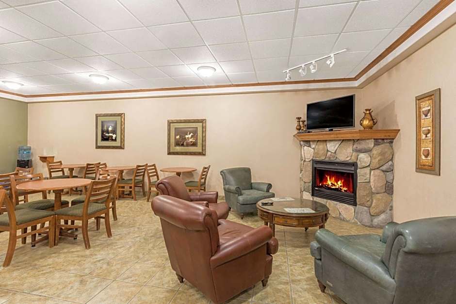 Ramada by Wyndham Clairmont/Grande Prairie