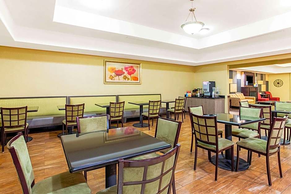 La Quinta Inn & Suites by Wyndham Ennis