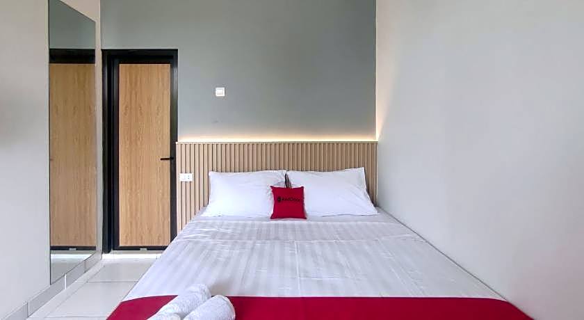 RedDoorz Near Simpang Lima Semarang