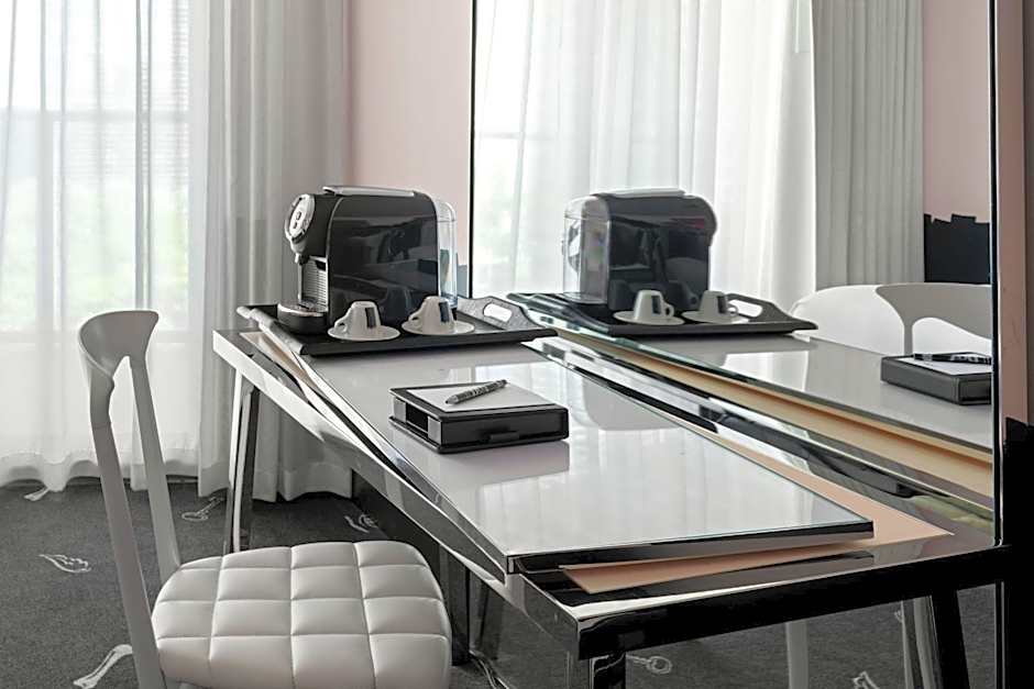 Dua Miami, Autograph Collection