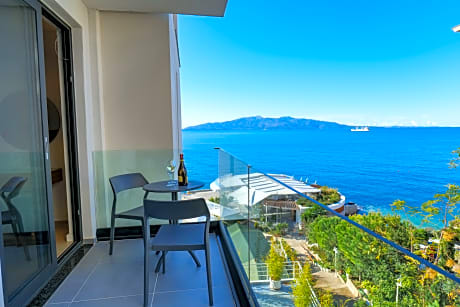 Junior Suite with Side Sea View