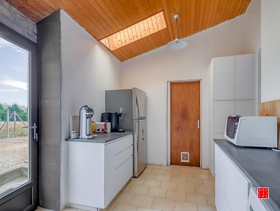 maison blanche piscine et petit déjeuner