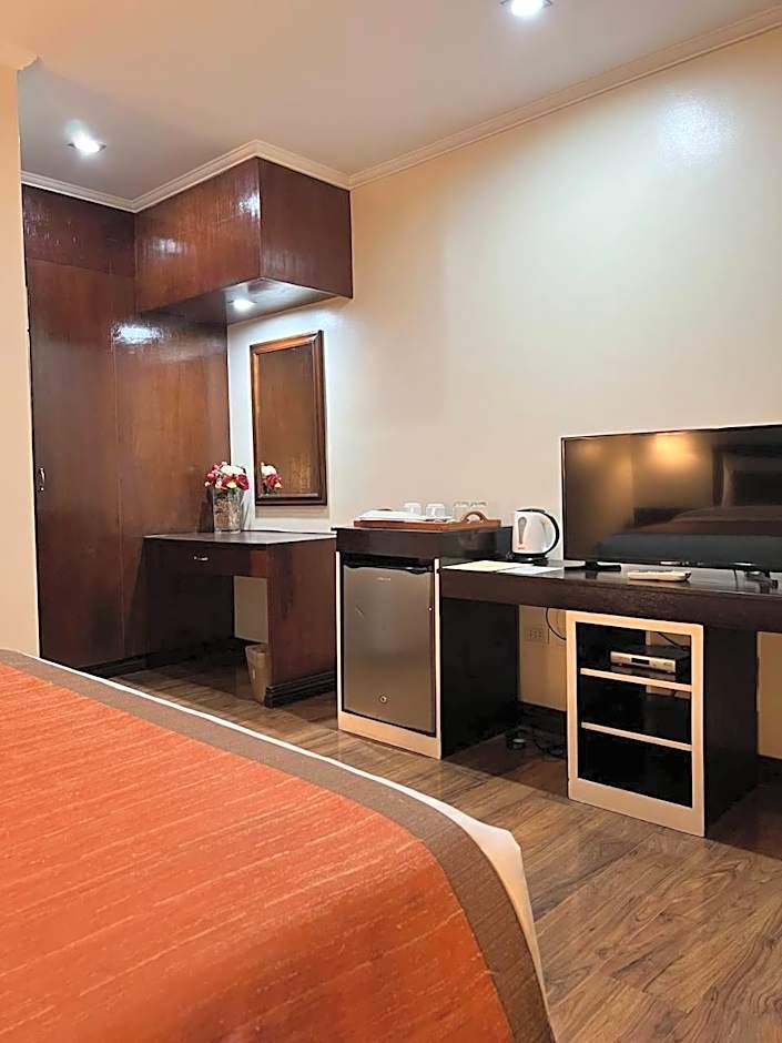 Photo 1 of 12 of Deluxe 1 Queen Bed