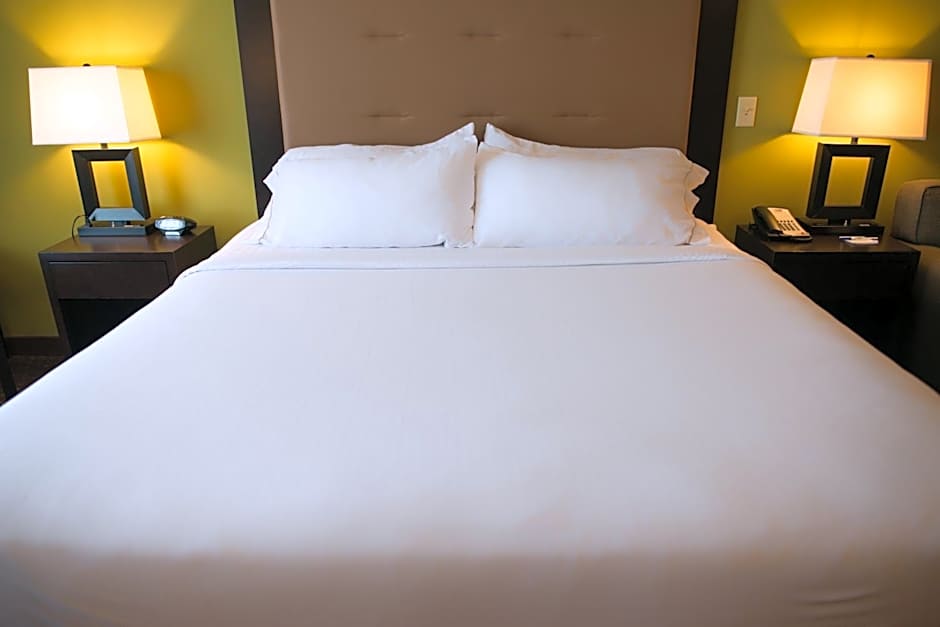 Holiday Inn Express & Suites Northwood By IHG