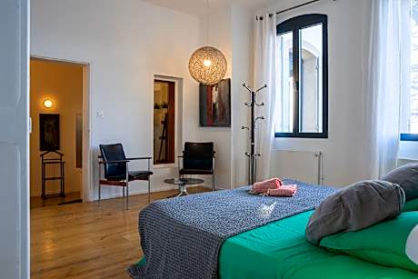 Gîte-Le Flat avec terrasse -Design-Bain à remous-Vue sur Piscine