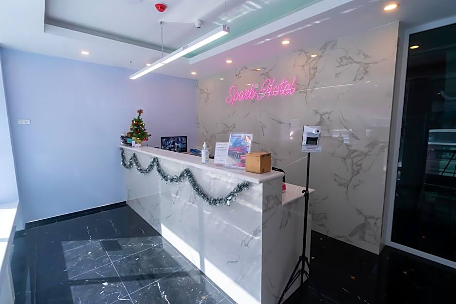 Spark Hotel - MRT Queen Sirikit
