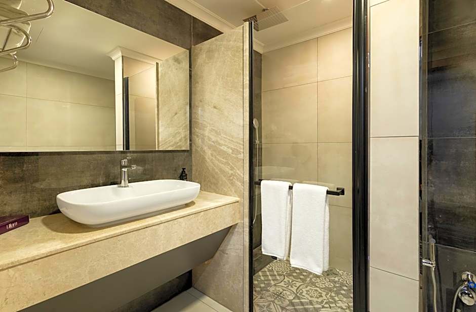 Lilium Hotel & Suites