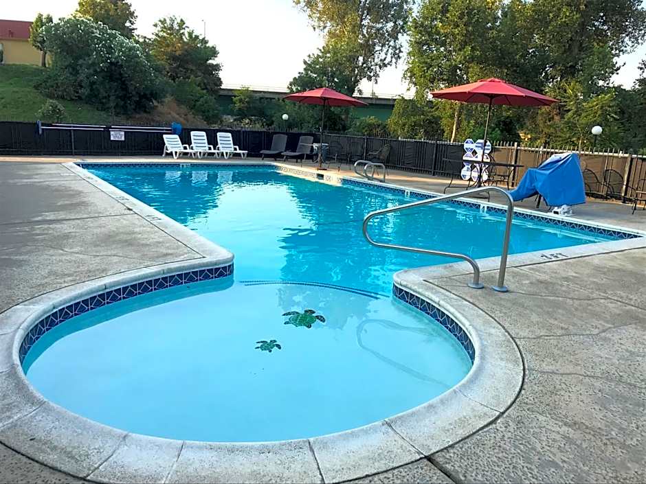 Travelodge by Wyndham Red Bluff South of Redding