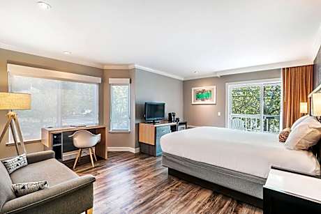 Corner King Room with Patio - Non-Smoking