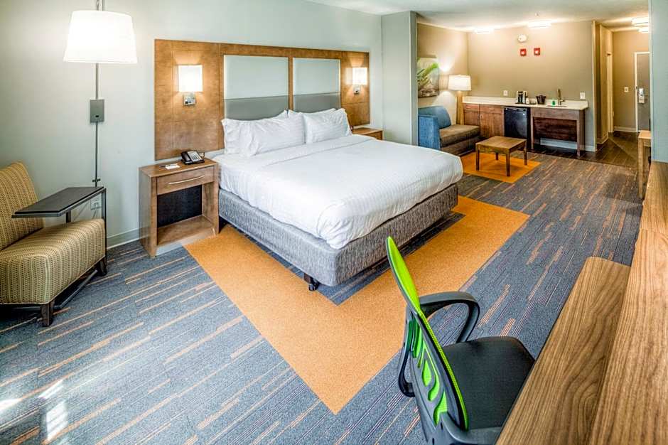 Holiday Inn Express & Suites Cleveland/Westlake By IHG