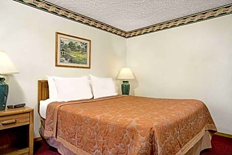 Queen Room - Disability Access/Non-Smoking