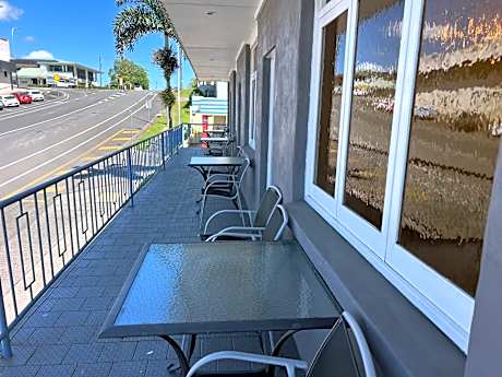 Innisfail Riverfront Motel