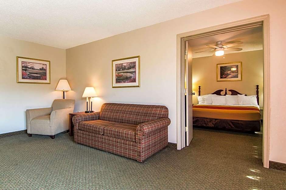 Econo Lodge Inn & Suites Conference Center Dublin