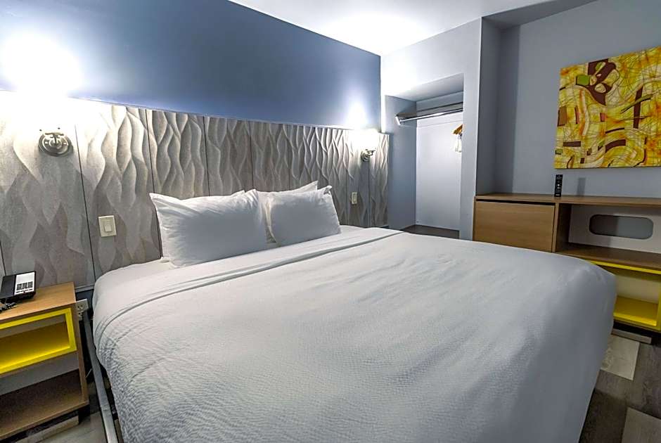Days Inn & Suites by Wyndham Milwaukee