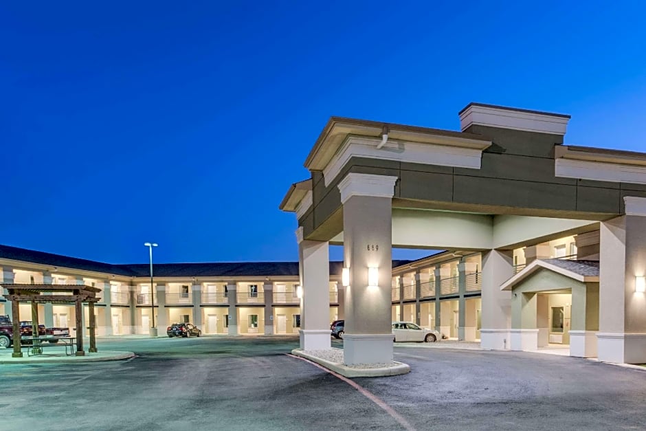 Super 8 by Wyndham Cotulla TX