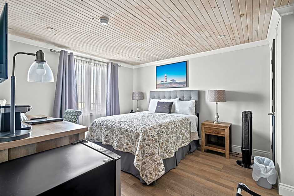 Edge of the Avalon Inn