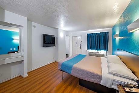 Motel 6-Grand Prairie, TX - Interstate 30