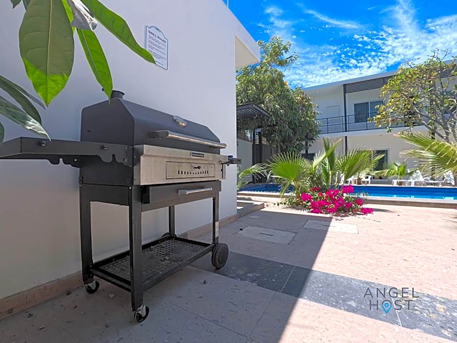 Commercial Zone Studios, Pool, BBQ and Beach 7 Blocks