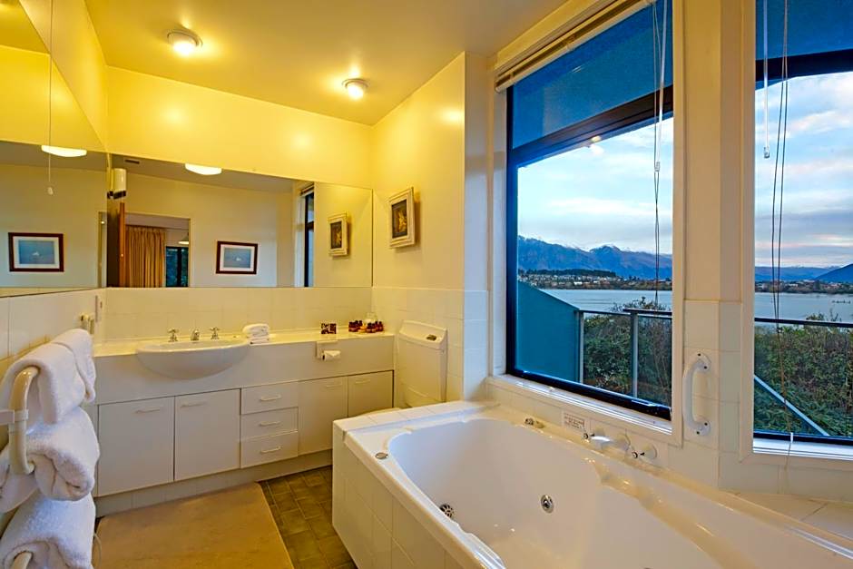 Spinnaker Bay Apartments