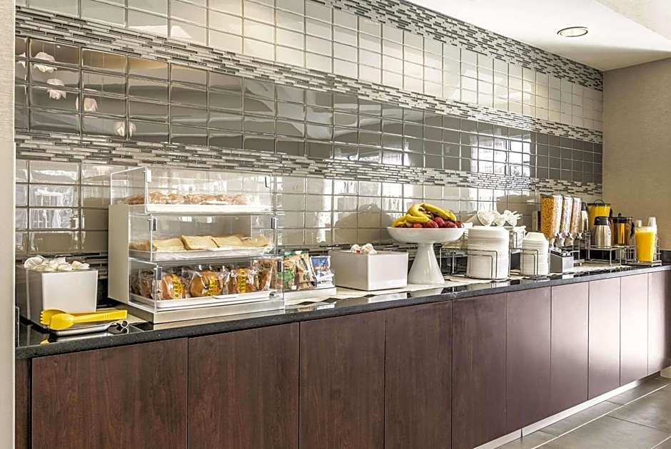 La Quinta Inn & Suites by Wyndham Alexandria Airport