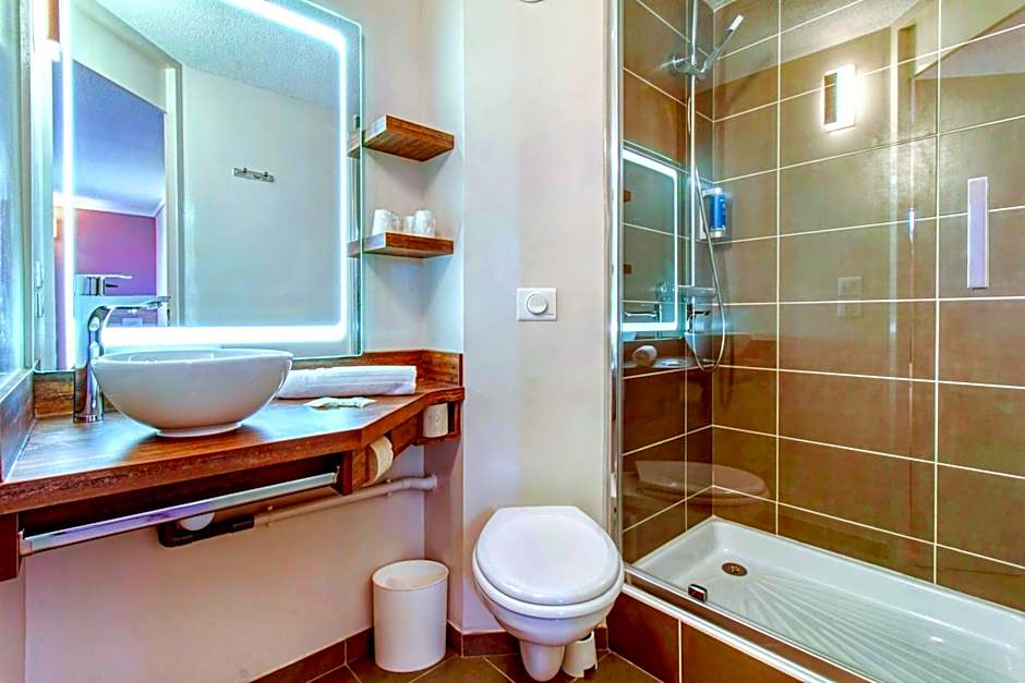 Brit Hotel Confort Pau Lons