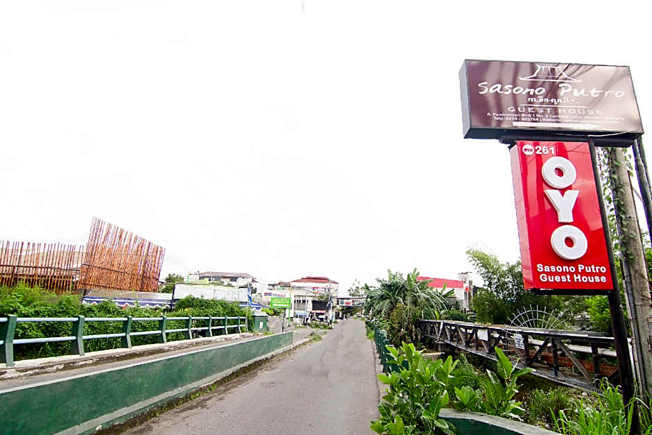 OYO 261 Sasono Putro Guest House