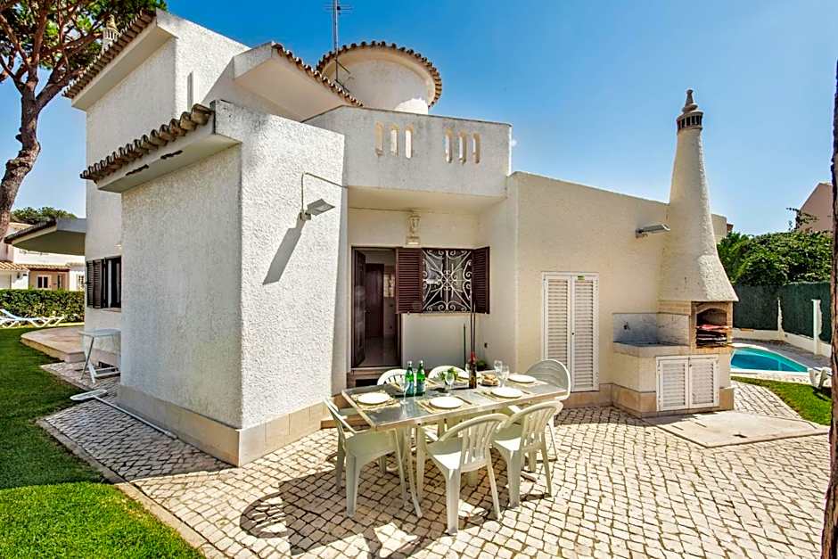 Residential cul-de-sac walking distance to centre, private pool, free AC wifi