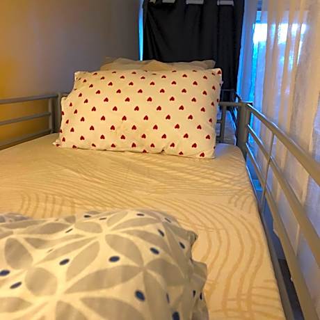 Female dorm- Femme dortoir Paris 8pm-10am