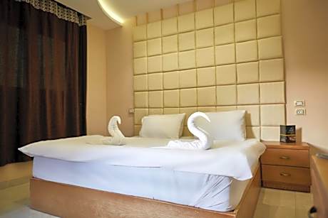 King Room with Pyramid View