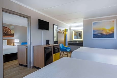 2 Queen Beds and 1 King Bed, One-Bedroom Suite Non-Smoking
