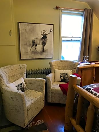 Queen Room with Private Bathroom and Mountain View