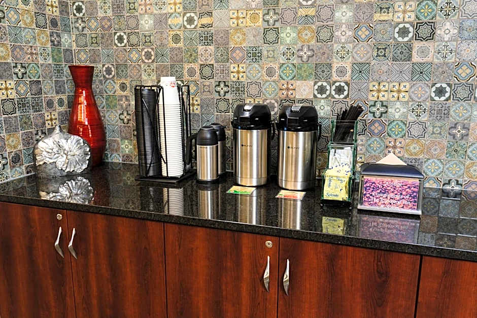 Redwood Inn & Suites