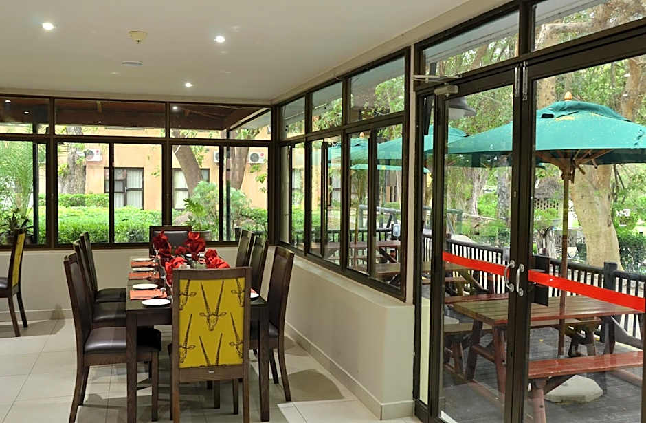 Cresta Riley's Hotel